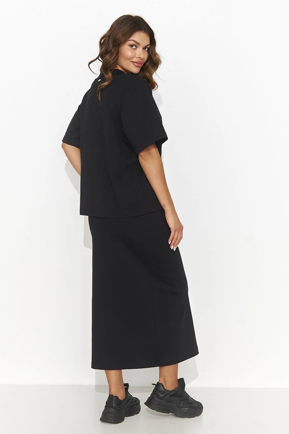ensemble coordonné féminin moderne élégant midi noir jersey fluide stretch confortable oversize encolure V manches courtes jupe longue fente haute