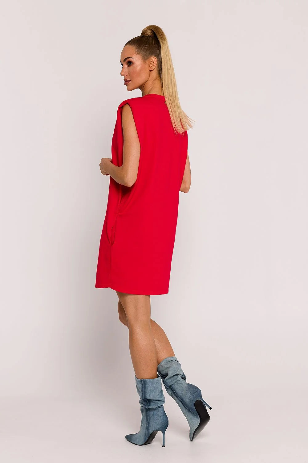 Robe de jour moderne sans manches épaules larges couleur rouge vif matériau léger femme design minimaliste