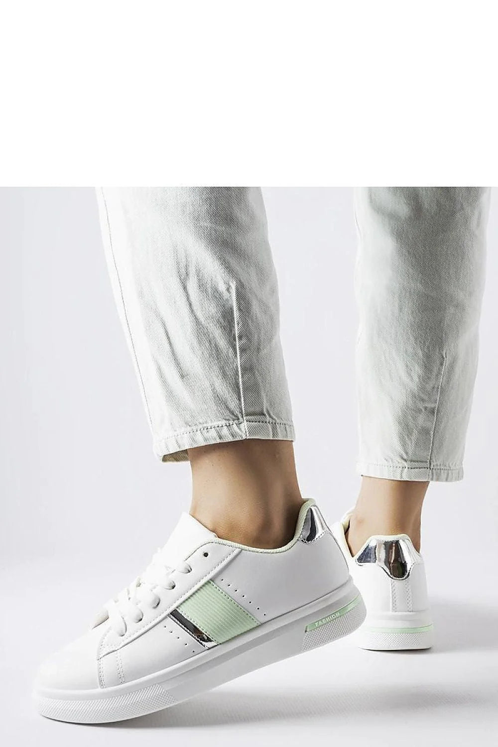 Chaussures de sport pour femmes design moderne blanches accent vert pâle lacets perforations respirabilité confort quotidien