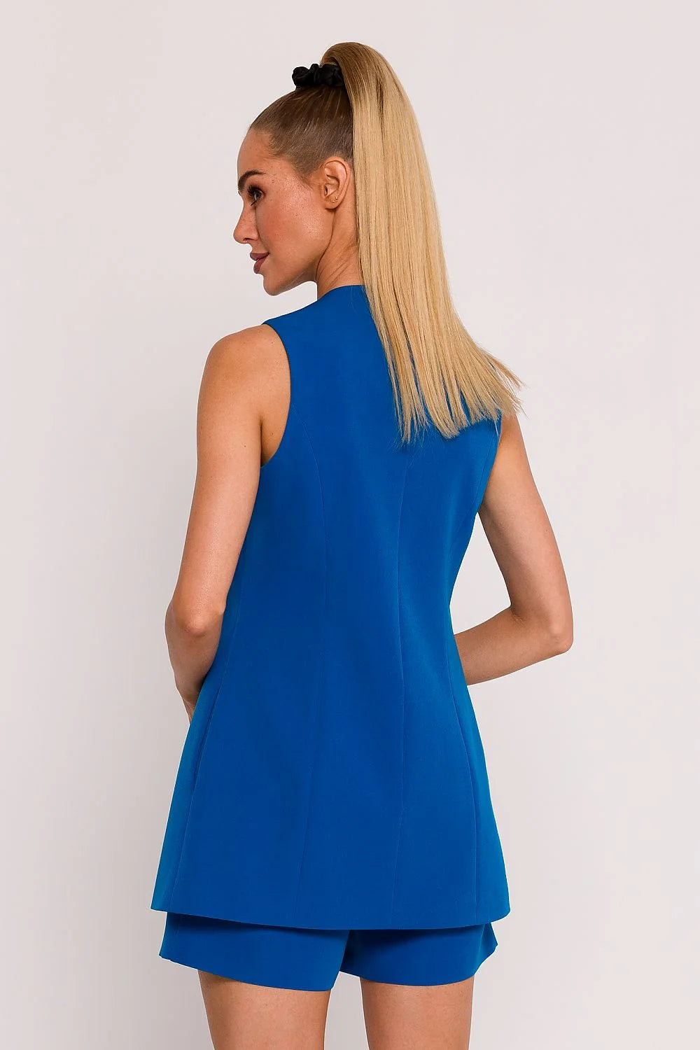 Ensemble veste sans manches et short en bleu vif, coupe droite, col en V profond, ajusté, moderne, chic, occasion semi-formelle, mode femme