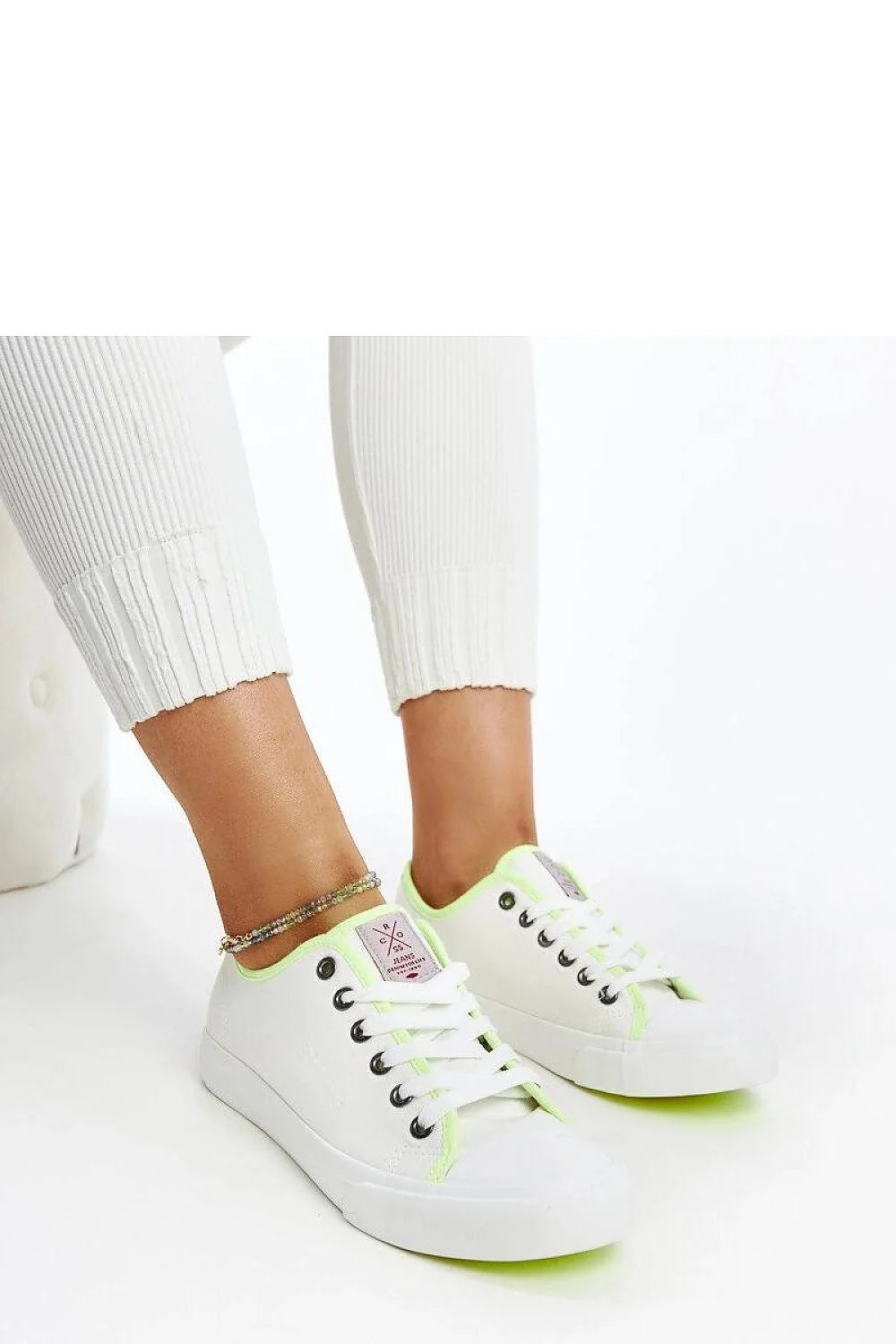 baskets basse femme toile blanche vert néon lacets semelle caoutchouc plateforme rembourrée œillets métalliques noirs languette logo rose bout arrondi