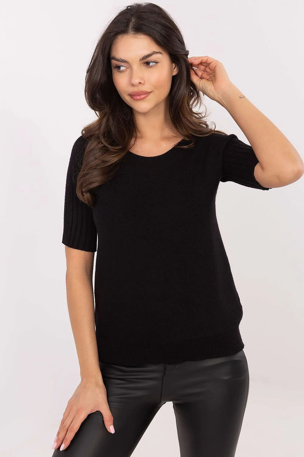 Pull court à manches courtes côtelées silhouette droite ajustée couleur noire matière douce femme élégance polyvalence