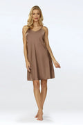 Nuisette élégante sexy pour femmes en satin marron clair encolure en V bretelles fines coupe fluide