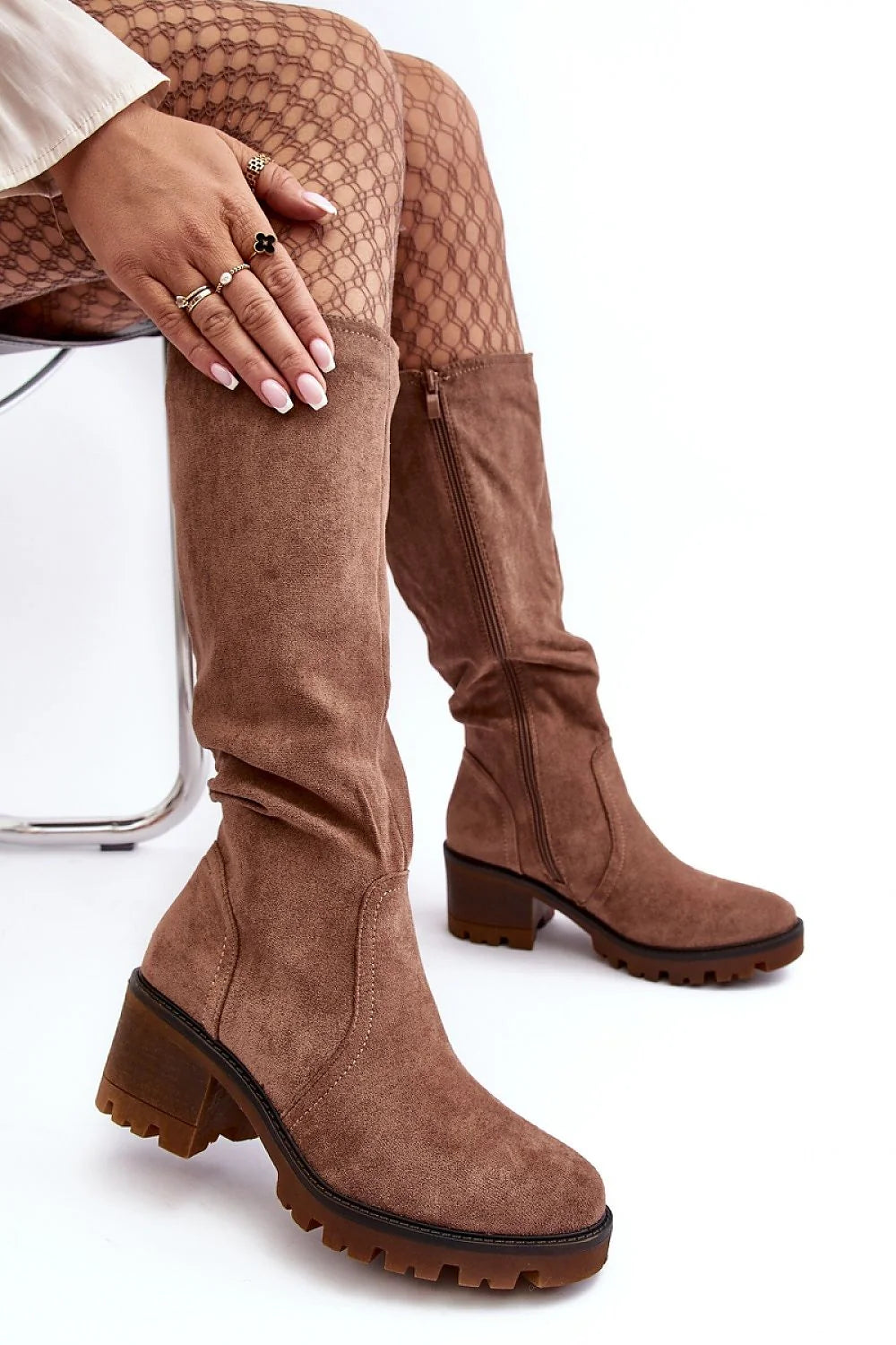 Bottes cuissardes en suédine brune chic moderne avec fermeture éclair pour femmes élégantes et tendance