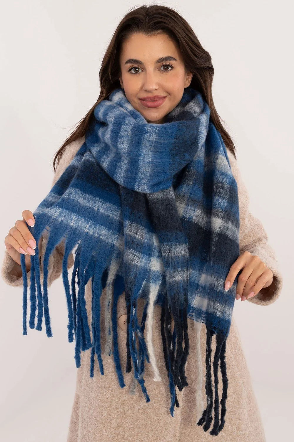 Écharpe en laine motif carreaux bleu gris blanc longue franges femmes hiver élégance mode accessoire polyvalent