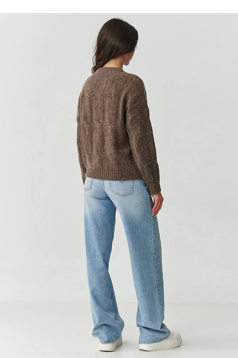 pull femme oversize col rond maille torsadée brossée marron chocolat coupe boxy épaules tombantes manches longues finitions côtelées moelleux chaleur
