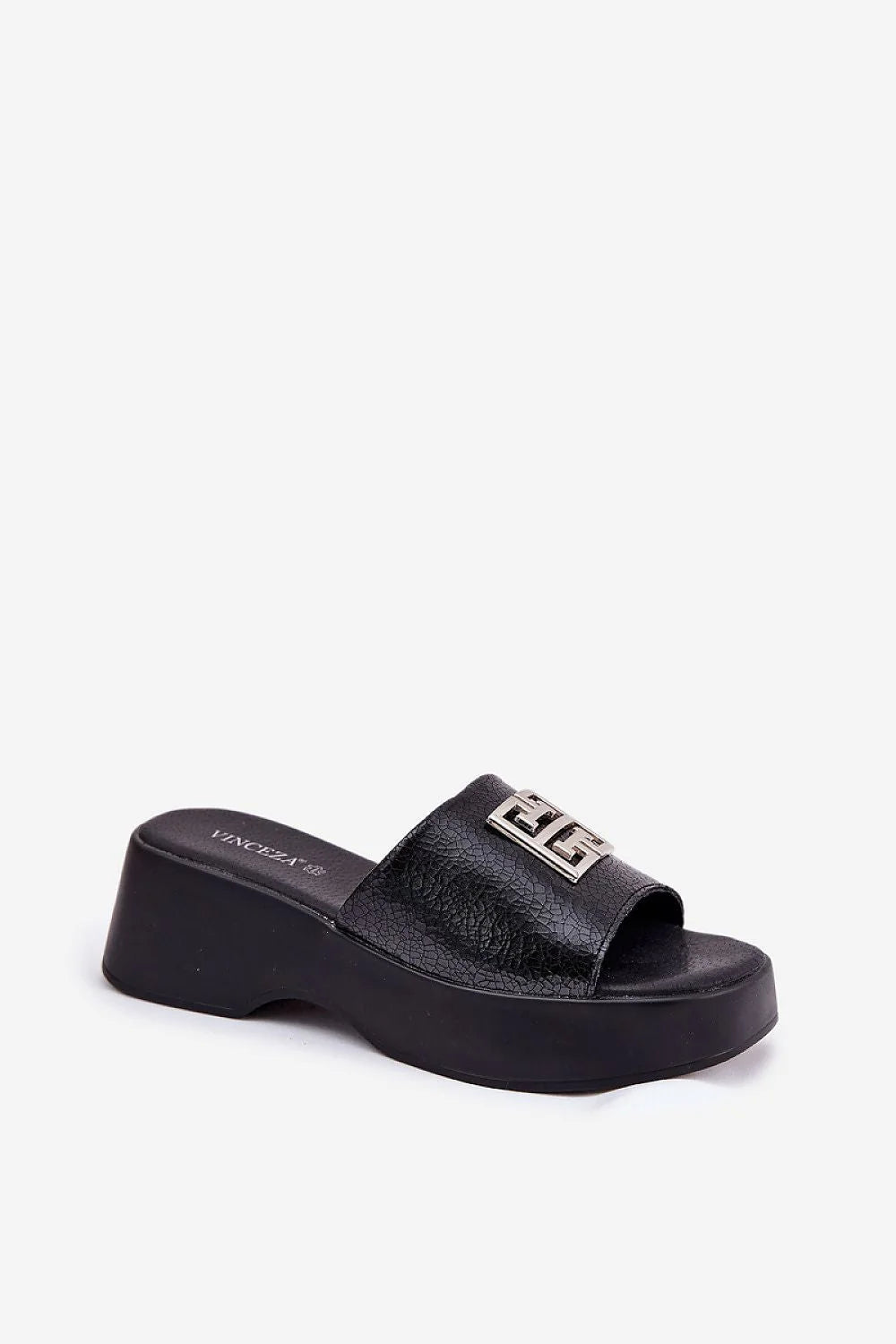 sandales platesforme compensée cuir noir texturé mules grainé bout ouvert bride large semelle épaisse emblème argenté bracelet cheville doré