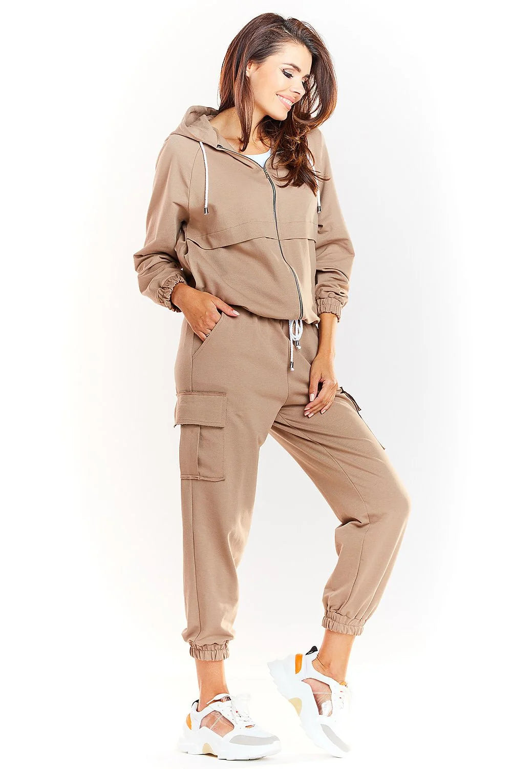 Survêtement coton beige style décontracté sportif veste capuche pantalon cargo confort femme moderne
