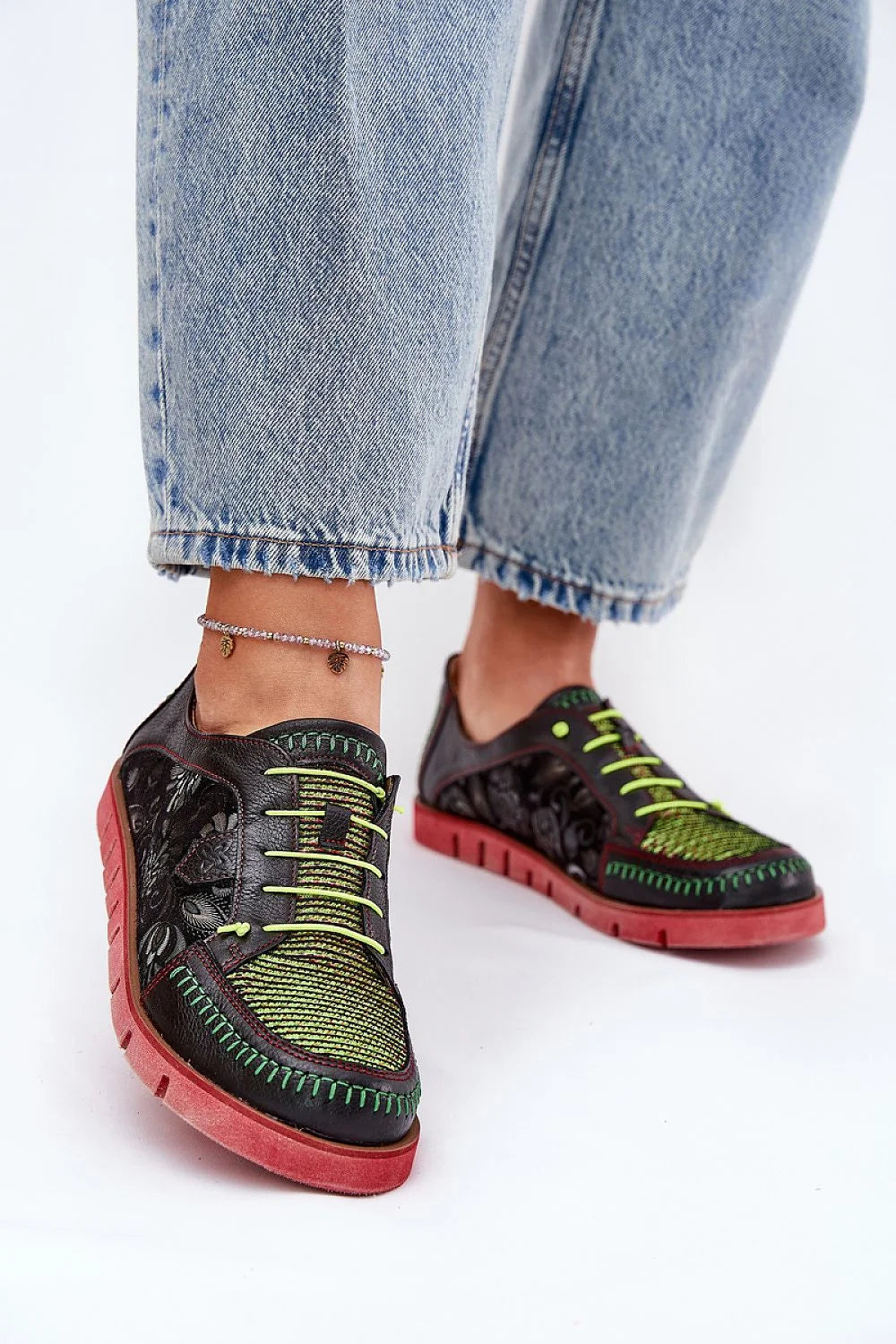 sneakers basses femme cuir noir embossé floral brodé mesh vert fluo lacets néon bout rond semelle crantée rouge confort
