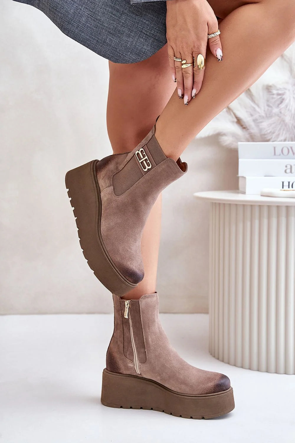 Bottes cothurnes Chelsea élégantes plateforme talon aiguille daim naturel isolé feutre logo doré beige taupe femmes
