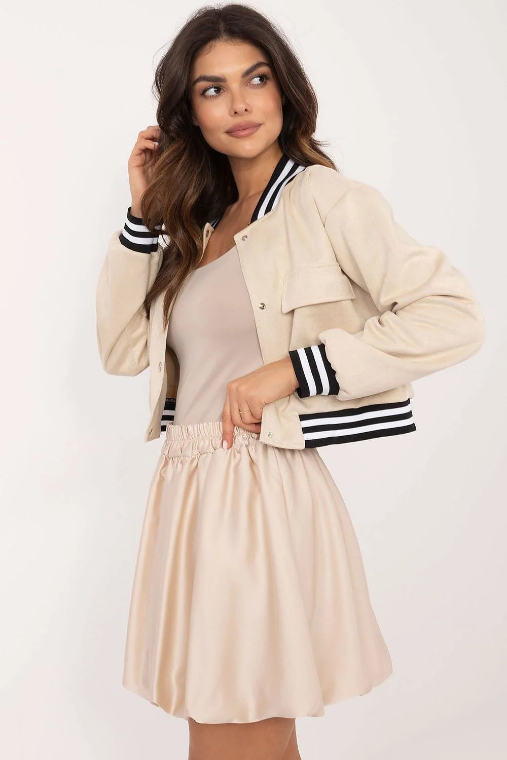 Jupe courte bomber style Italy Moda en beige clair avec doublure viscose, taille élastiquée, tissu brillant, style décontracté chic femme