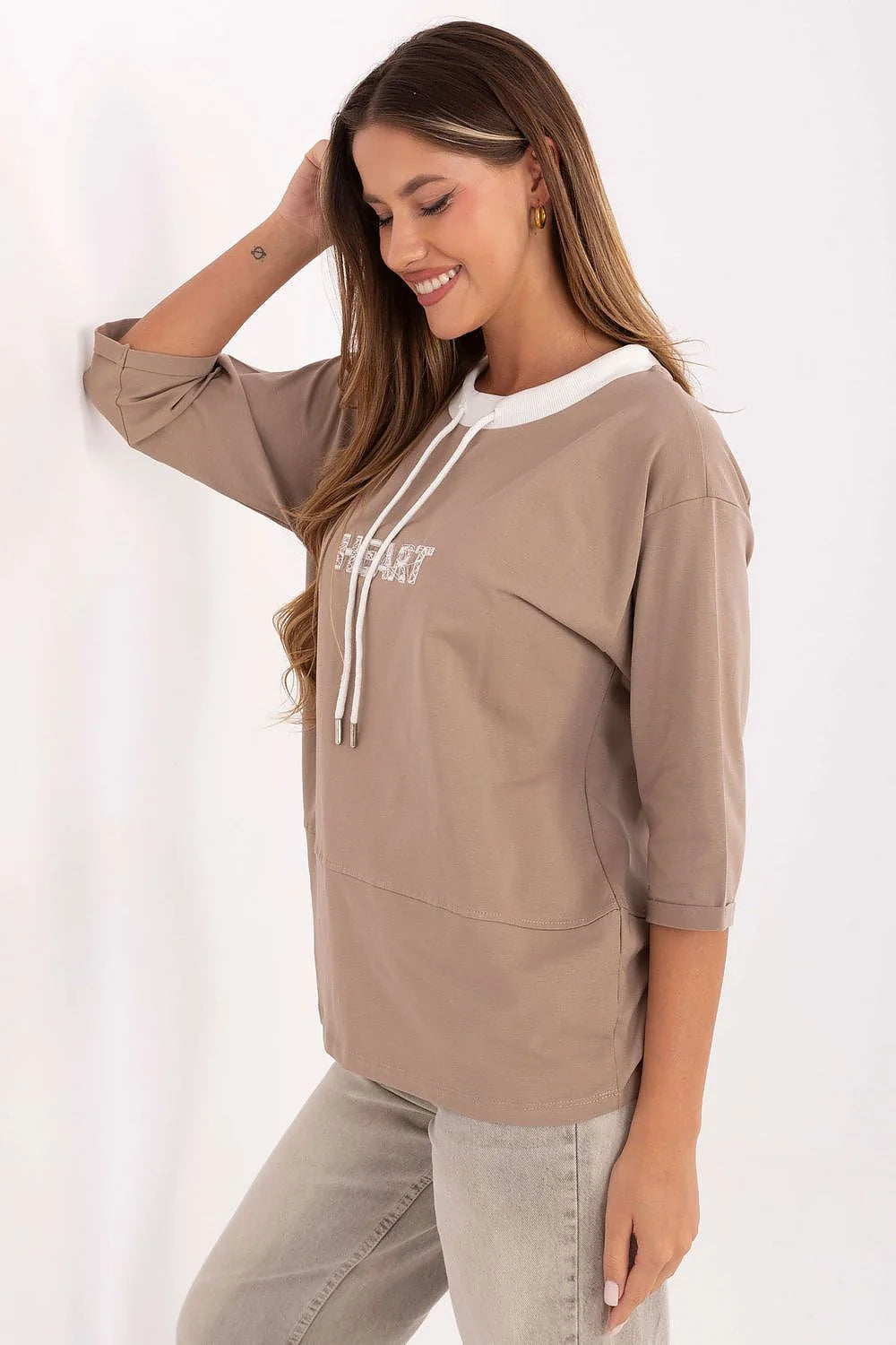 chemisier femme décontracté broderie lacets décolleté rond manches troisquarts coupe loose col contrasté cordons métalliques taupe jersey coton stretch pailleté