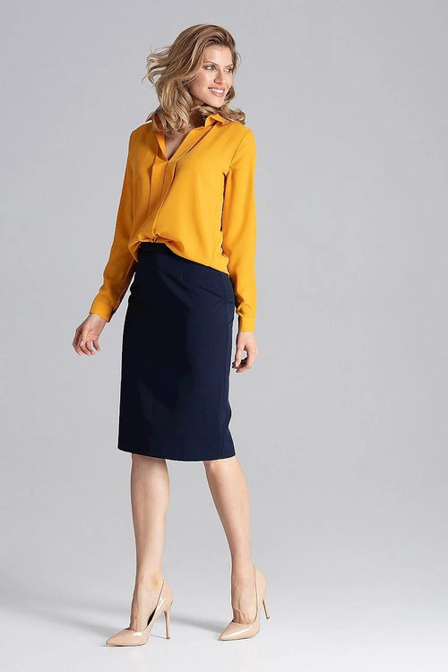 Ensemble professionnel chic blouse chemisier jaune moutarde jupe crayon bleu marine escarpins talons hauts femme