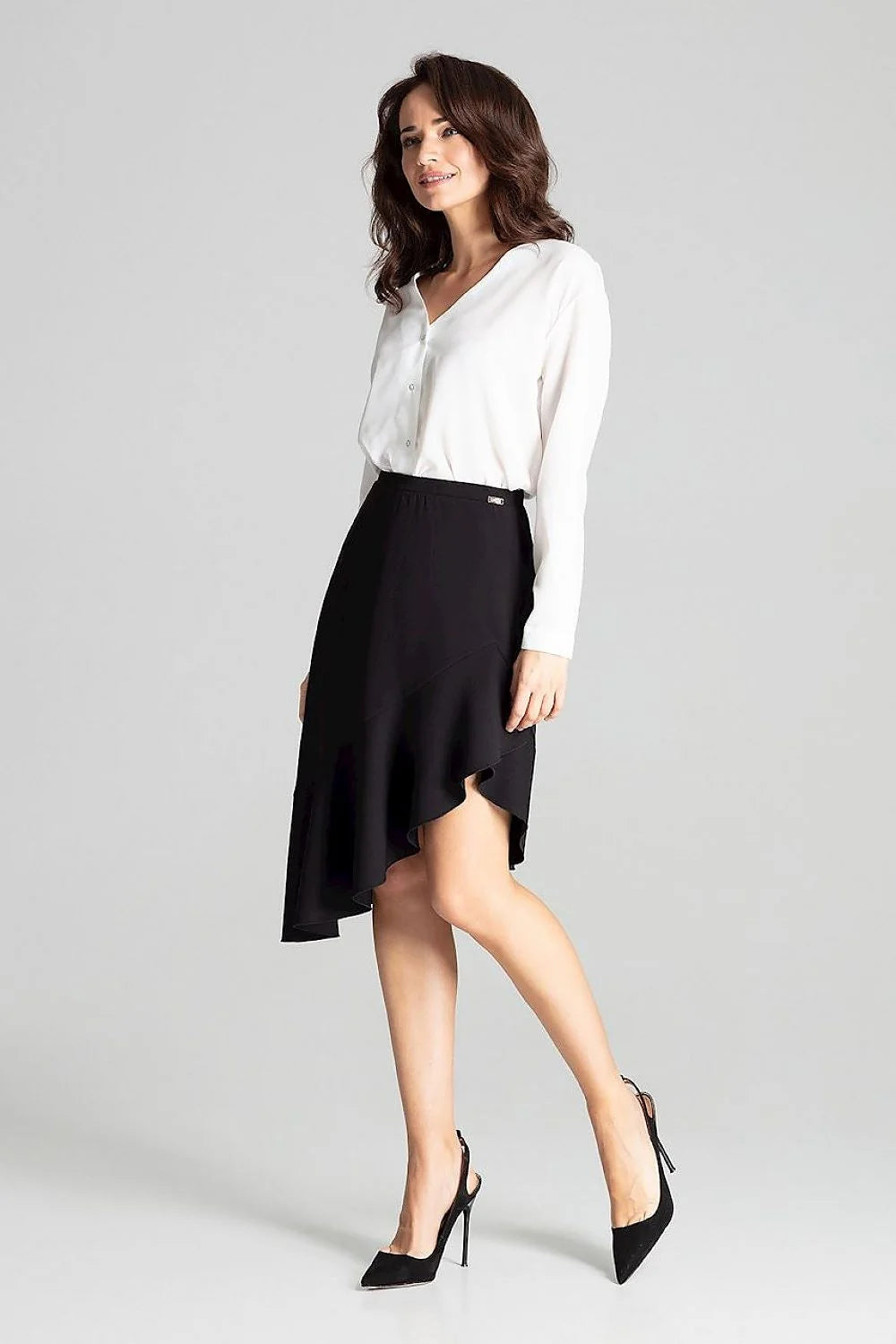 Blouse en polyester blanc et jupe grise asymétrique élégante pour look professionnel féminin chic