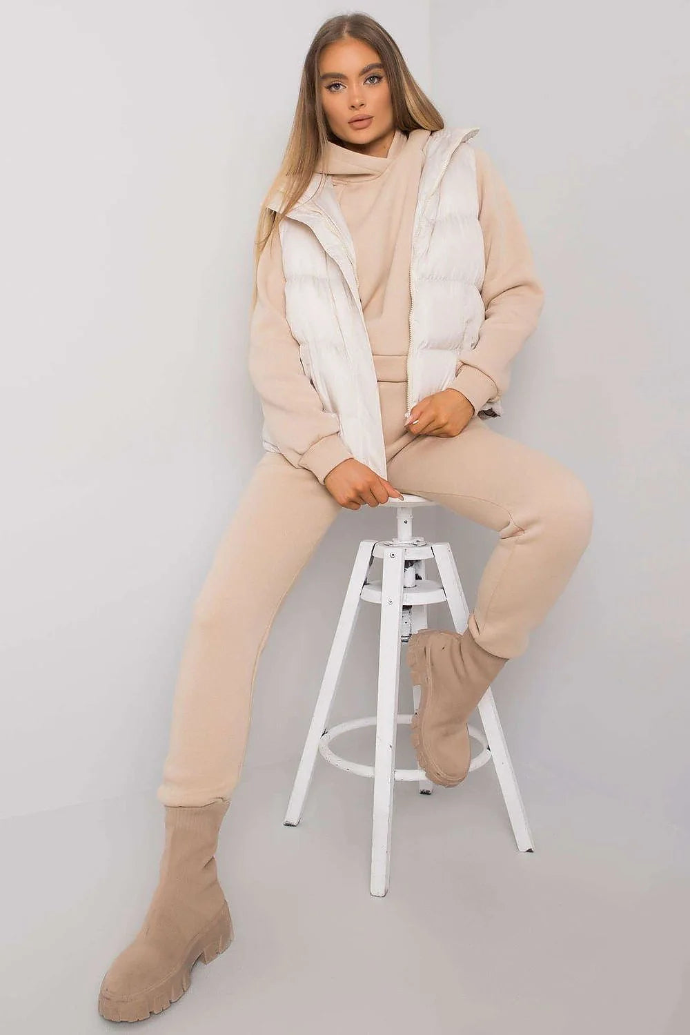 Ensemble Ex Moda pour femme, veste sans manches blanche, sweatshirt beige, jogging fuselé, bottines