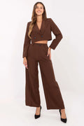 ensemble tailleur femme blazer cropped marron croisé double boutonnage revers crantés épaulettes structurées pantalon taille haute jambe large poches