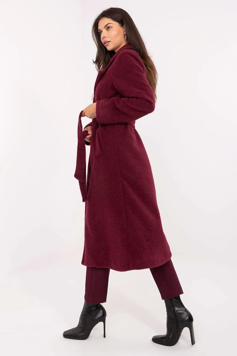 manteau long ceinturé femme bordeaux bouclé polyester col tailleur manches longues coupe droite double boutonnage ceinture nouée poches latérales discrètes