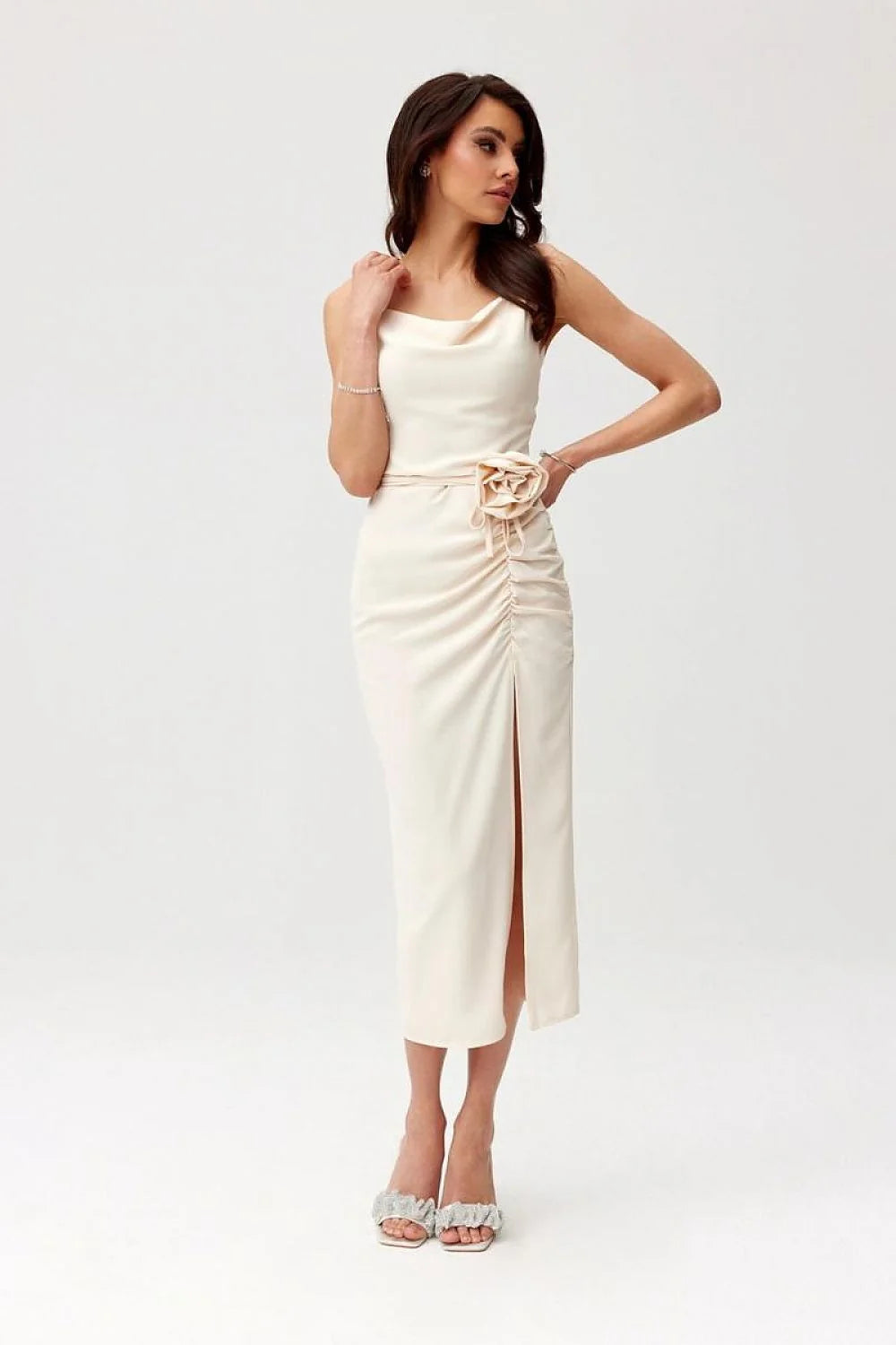 Robe de cocktail élégante crème ajustée encolure carrée bretelles fines fente sexy détails floraux femmes
