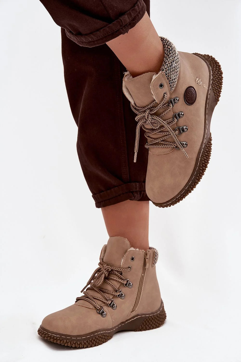 bottines femme cheville cuir écologique nubuck taupe doublure fourrure chaude rembourré zip latéral lacets semelle caoutchouc antidérapante bout arrondi badge