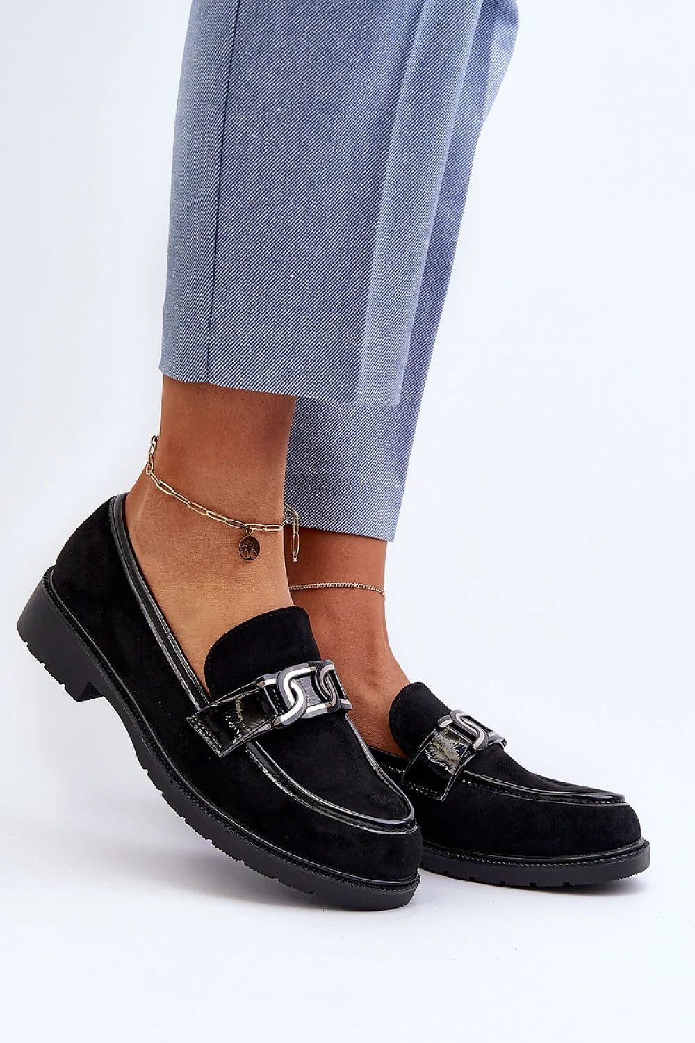 mocassins femme noirs daim verni empiècements bride décorative boucle métallique argentée bout arrondi semelle crantée épaisse talon plat