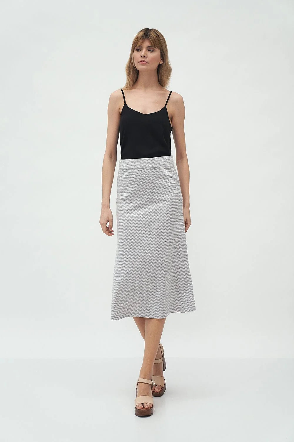 Jupe midi tricot fin motif chevrons évasée élégante gris clair taille haute classique intemporelle