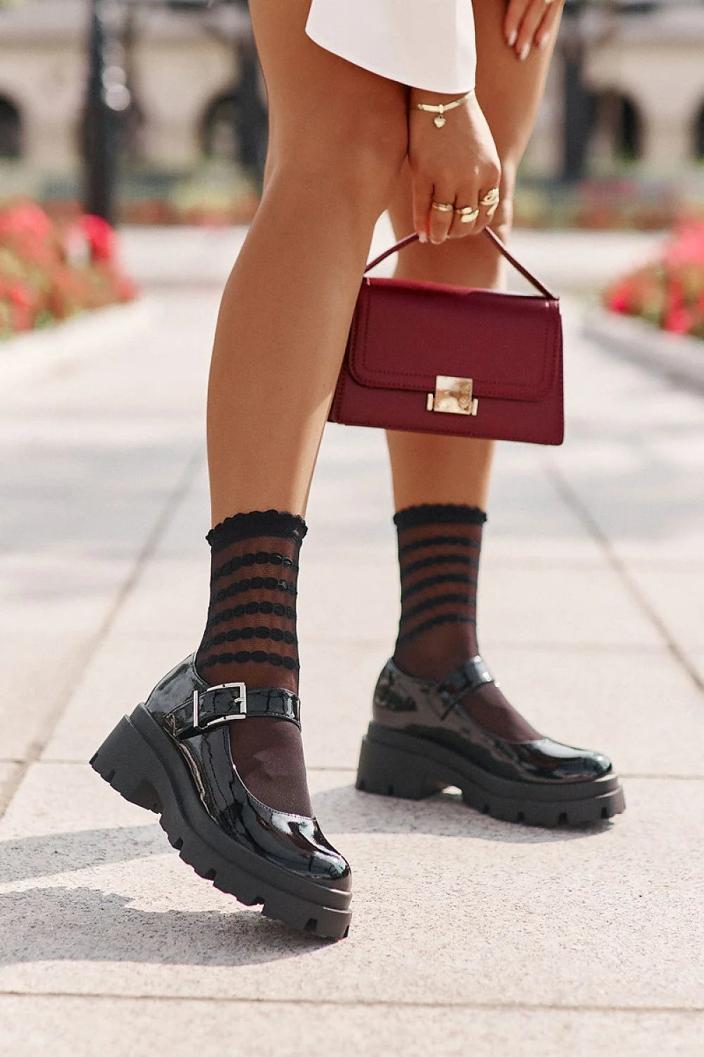 Chaussures basses femmes style Mary Jane cuir verni noir boucle métallique argentée semelle caoutchouc motifs chaussettes pois