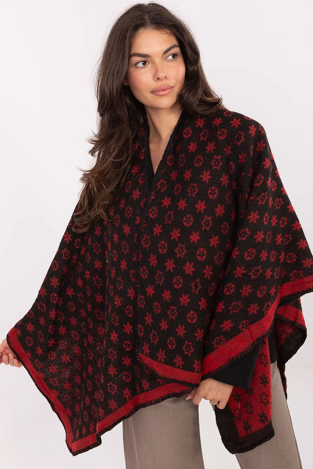 poncho oversize femme jacquard noir rouge motifs etoile cercles repetitifs coupe drapee encolure V bordure contrastée maille epaisse boheme chic