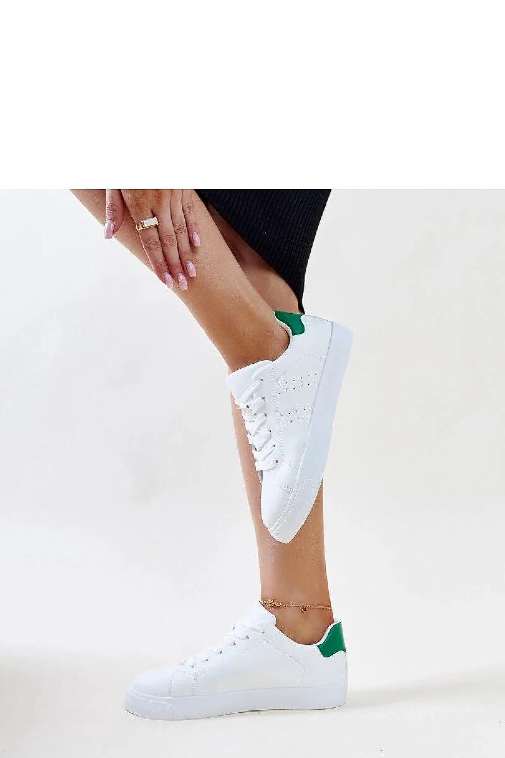 baskets femmes blanches vertes minimalistes modernes confortables cuir similicuir semelle caoutchouc antidérapante lacets perforations ventilées basses plateforme polyvalentes