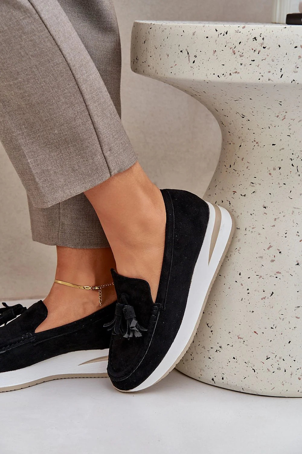 Mocassins femmes style contemporain cuir suédé noir semelle blanche talon compensé pampilles.chaines dorées