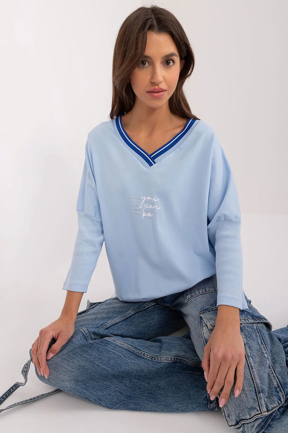 chemisier Relevance femme coton bleu pastel col V bandes bleu roi manches troisquarts coupe ample base elastique inscription youcanbe brillante