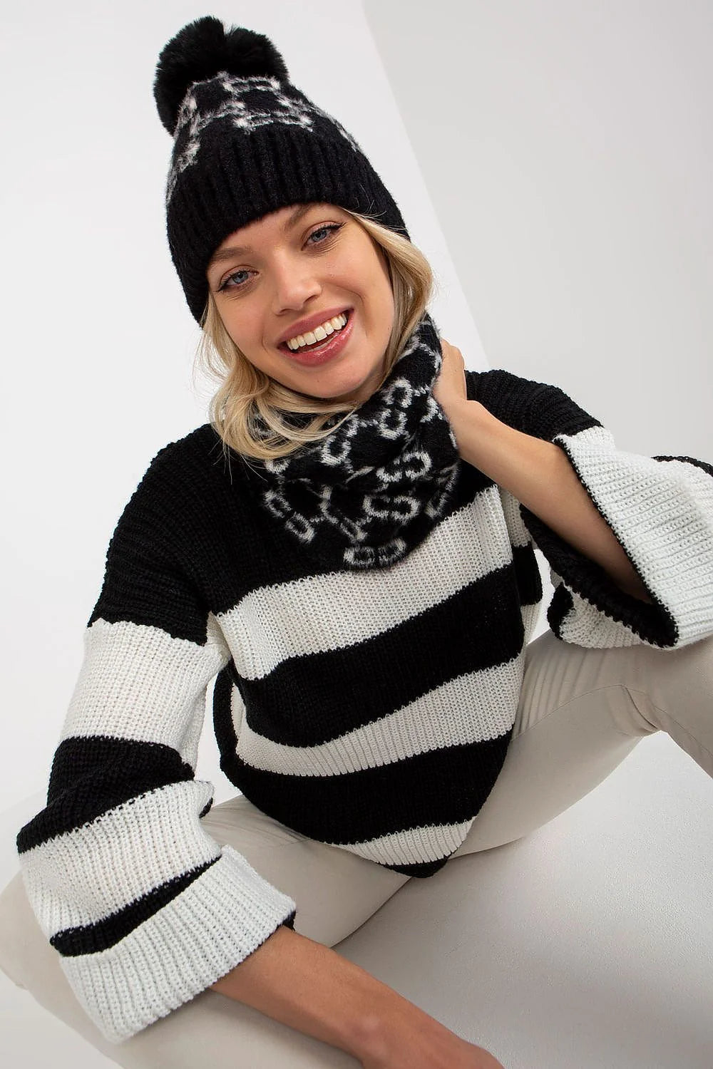 écharpe infinity jacquard géométrique noir blanc snood bonnet pompon fausse fourrure maille épaisse moelleuse chaude extensible