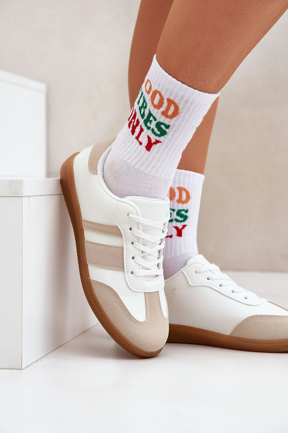 Chaussures de sport Step in style pour femmes, tendance, confort, style rétro, cuir synthétique blanc, daim beige, semelle marron clair, lacets classiques, amorti optimal, polyvalence