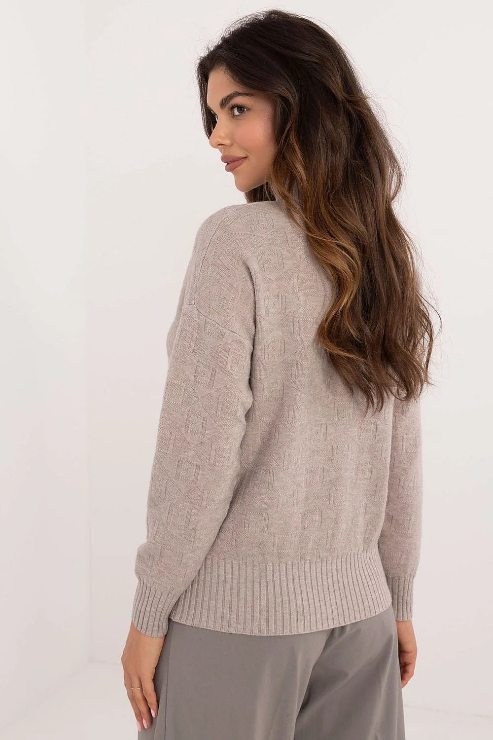 pull femme col montant beige taupe maille douce côtelé manches longues coupe ample épaules tombantes jacquard discret