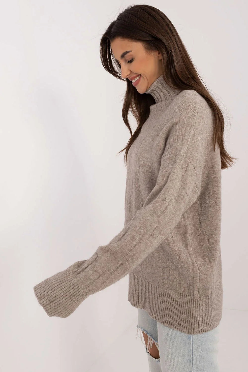 Pull col roulé pour femme, ample, style casual chic, couleur beige, matériau doux, acrylique, polyester, polyamide, manches longues, finitions côtelées, coupe oversize, saison fraîche, occasion quotidienne