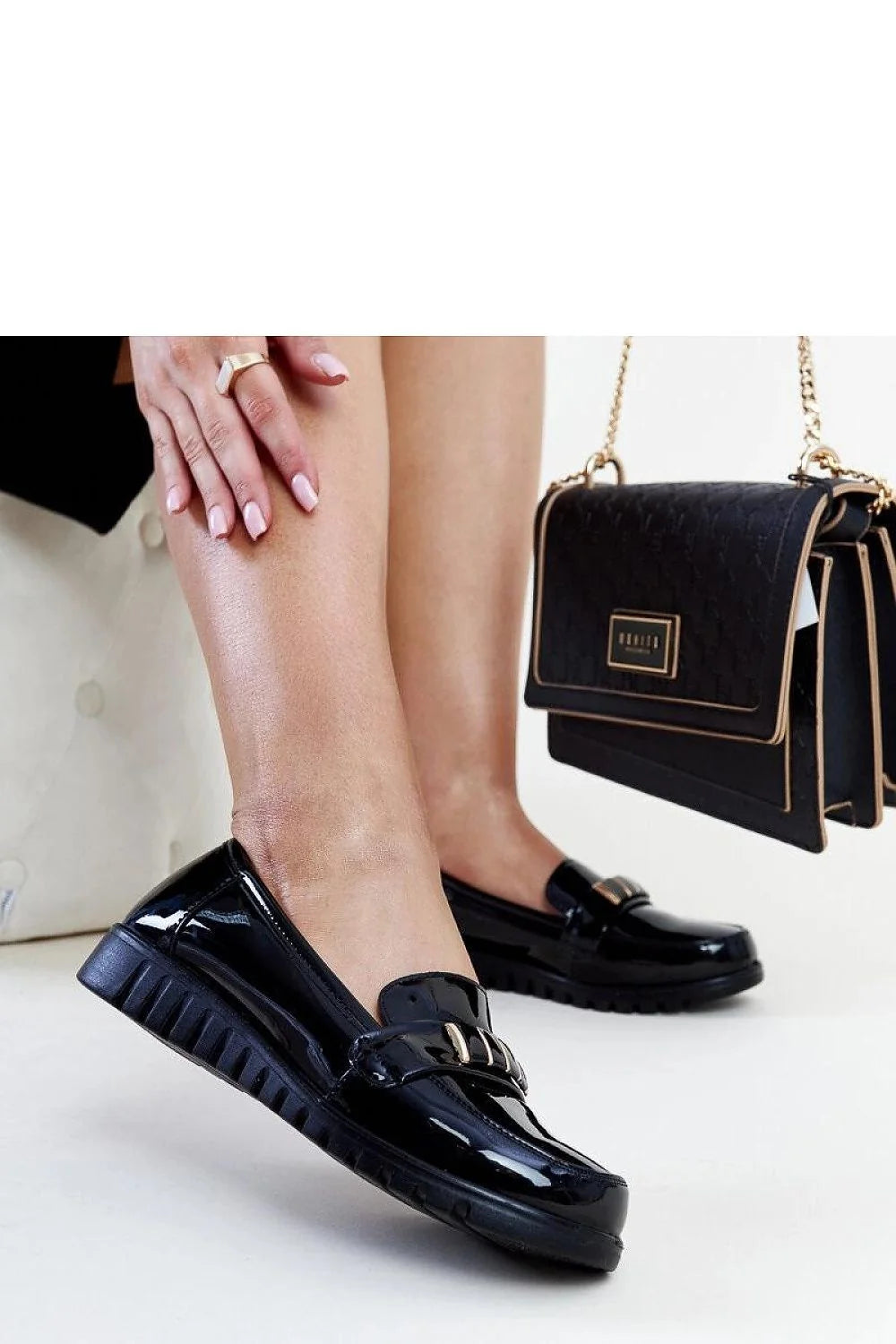 Mocassins femmes élégants cuir verni noir bande décorative détails métalliques dorés confort épuré mode moderne