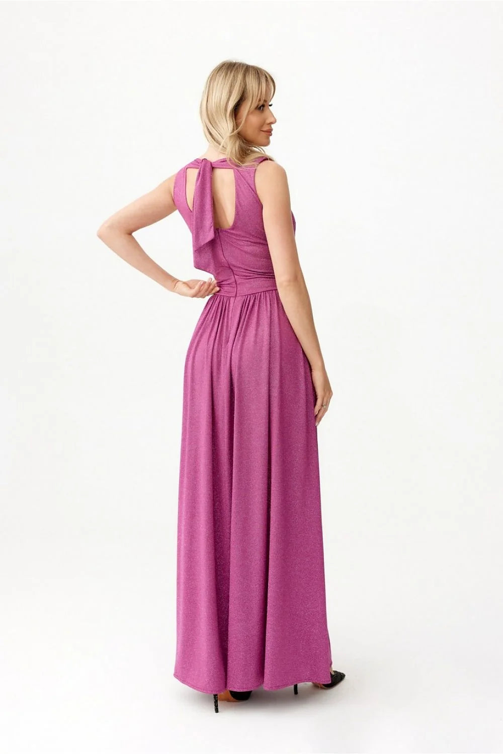 robe longue brocart pailleté fuchsia magenta scintillant sans manches décolleté croisé taille marquée jupe plissée fente latérale haute dos noué