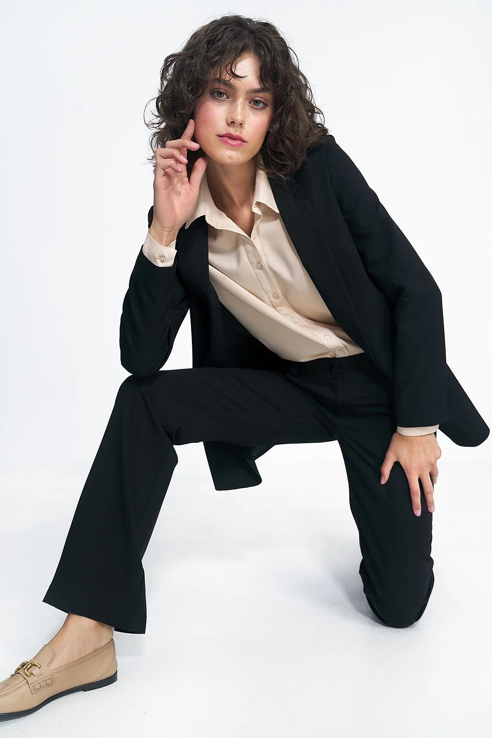 blazer femme noir élégante sans fermeture coupe droite longueur hanches col tailleur épaules structurées manches longues tissu fluide viscose polyester