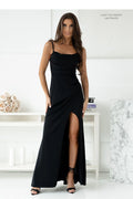 robe soirée longue ajustée noire drapée fluide gracieux fente latérale jambe droite fines bretelles encolure carrée taille polyester