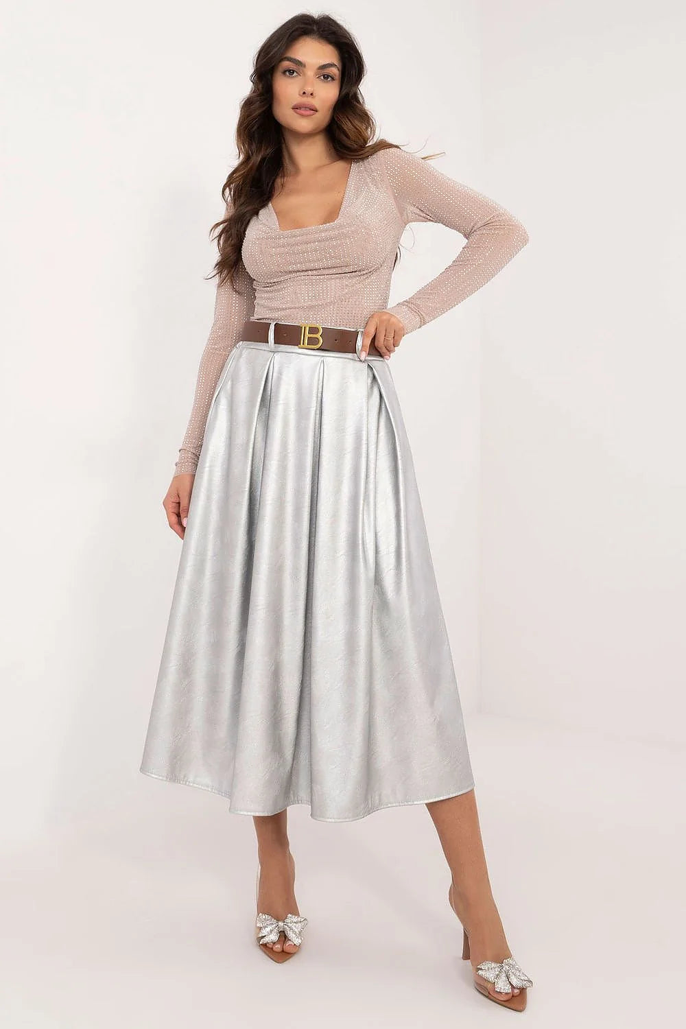 Tenue femme élégante deux pièces haut nuage sequins jupe argentée ceinture boucle lettre talons hauts soirée