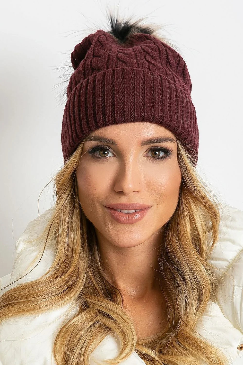 Bonnet d'hiver en tricot bordeaux profond avec bords côtelés et pompon en fausse fourrure noire acrylique coton cachemire femme