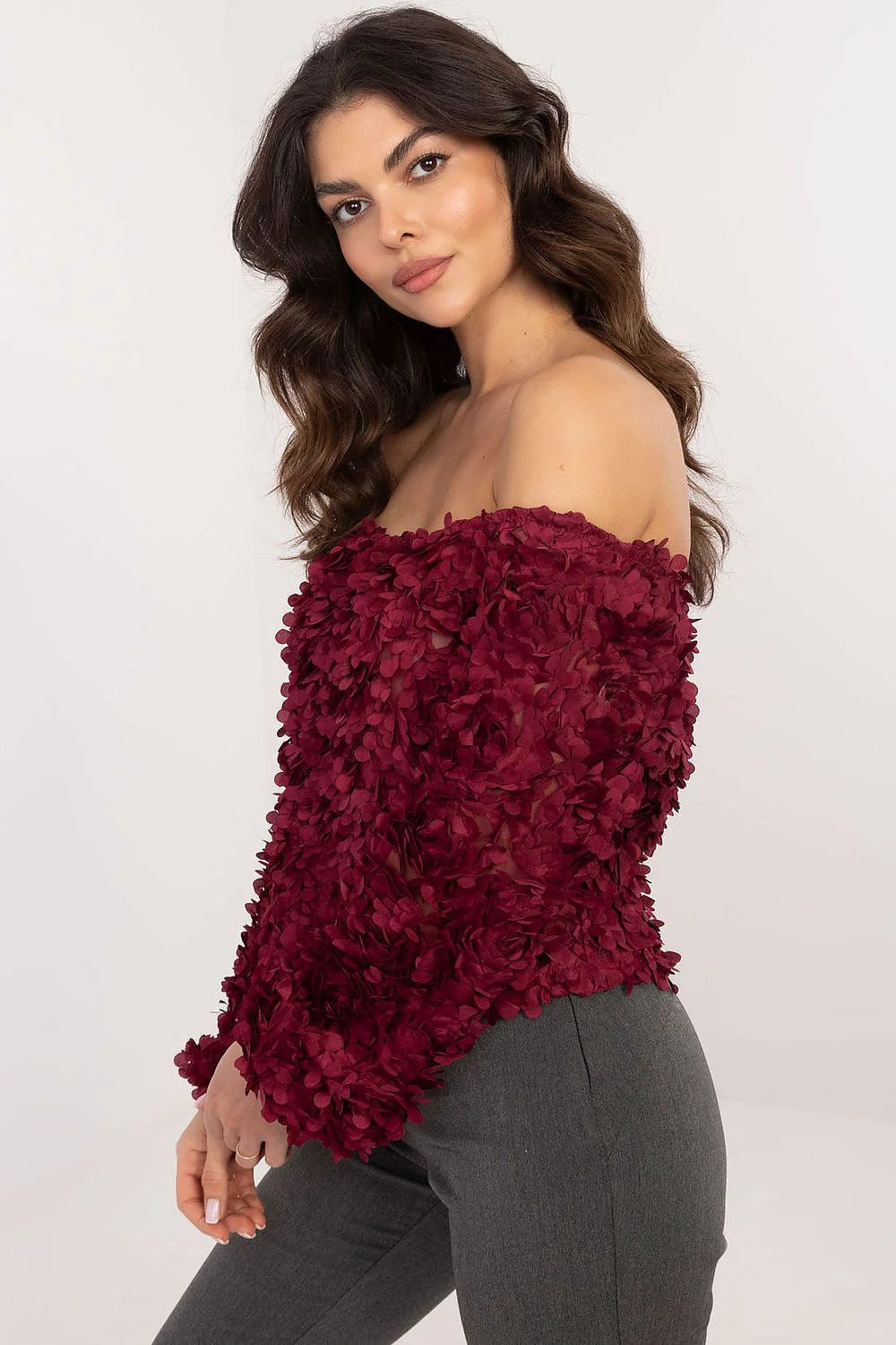 Chemisier élégant pour femme en bordeaux motifs floraux en relief encolure bardot manches longues coupe décontractée occasion spéciale