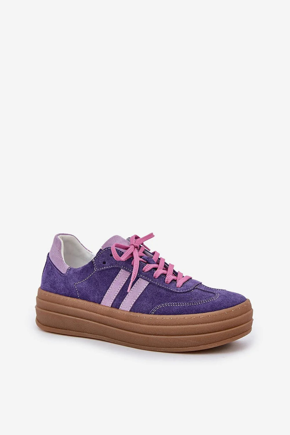 Chaussures de sport modernes pour femmes en cuir suédé violet, design audacieux, semelle épaisse, style rétro-moderne, baskets élégantes pour usage quotidien, tendance et confort