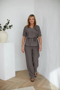 Ensemble La Aurora pour femme: robe et pantalon assortis en taupe, tissu naturel, coupe fluide, occasionnel, mariage, summer