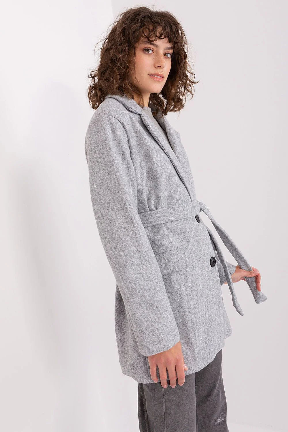 Manteau classique pour femme en laine gris clair coupe droite col à revers large double boutonnage manchettes larges ceinture ajustable