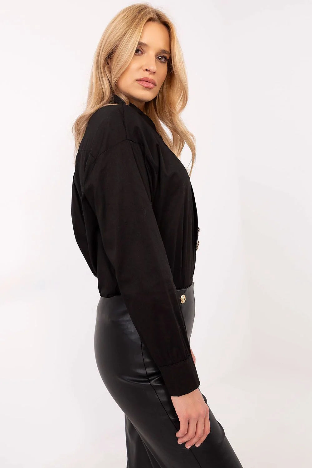 Outfit femme chic contemporain chemise manches longues cravate brodée pantalon similicuir noir taille haute boutons métalliques