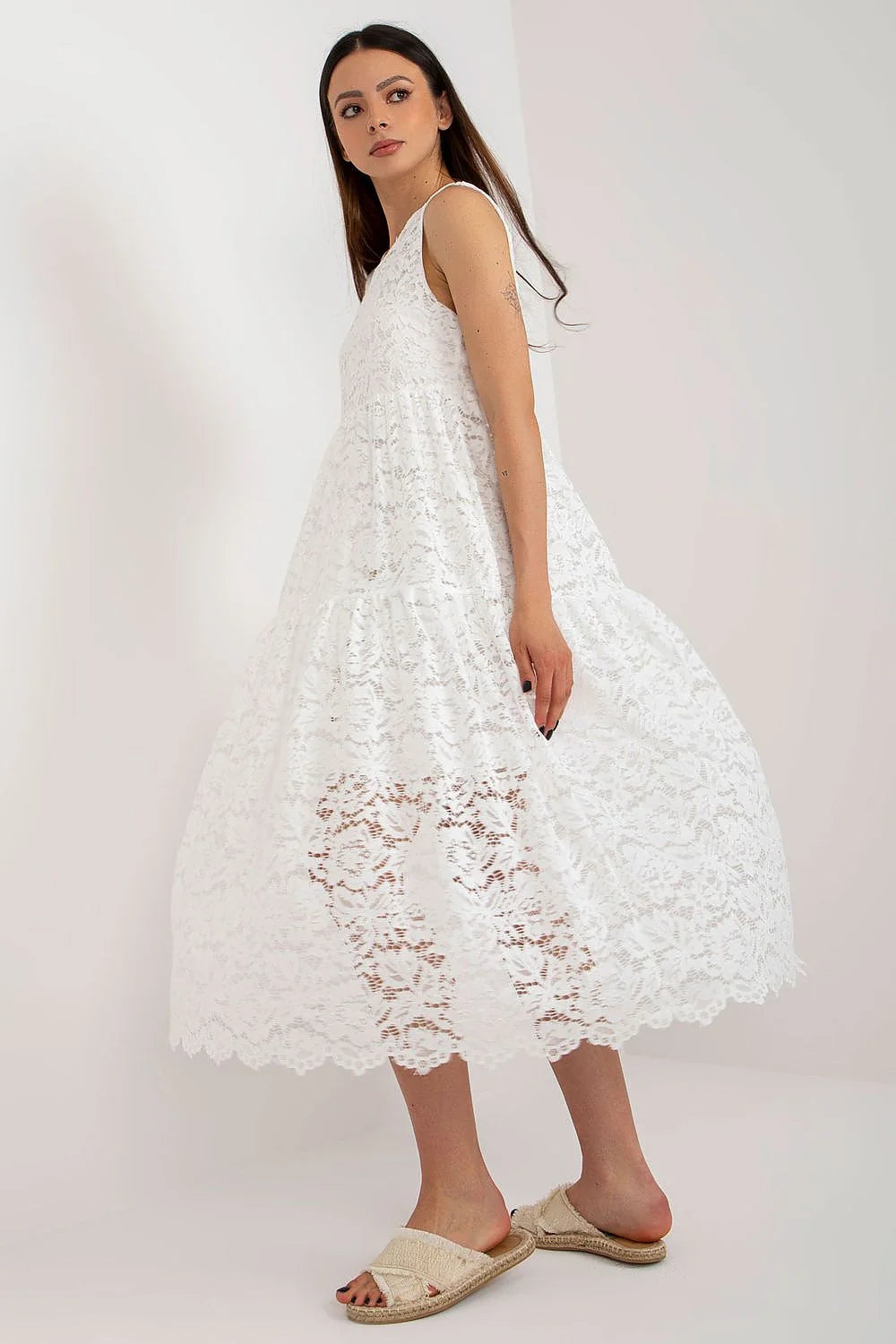 robe dentelle blanche longue sans manches évasée mi mollet encolure ronde élégante doublure intérieure ourlet festonné taille ajustable bohème chic
