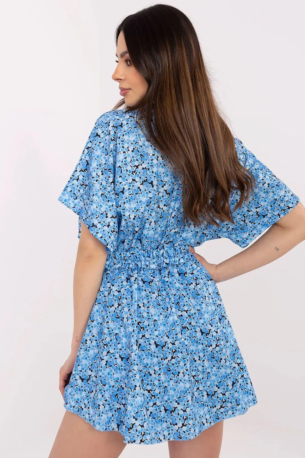 Robe estivale féminine décontractée motif floral bleu noir blanc manches courtes larges col V ceinture élastiquée boucle argentée coupe ample silhouette structurée longueur au-dessus du genou qualité supérieure