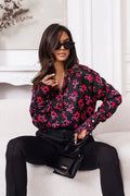 chemise longue manches longues motif floral audacieux fleurs roses rouges fond noir satiné coupe ample décontractée col classique poignets boutonnés