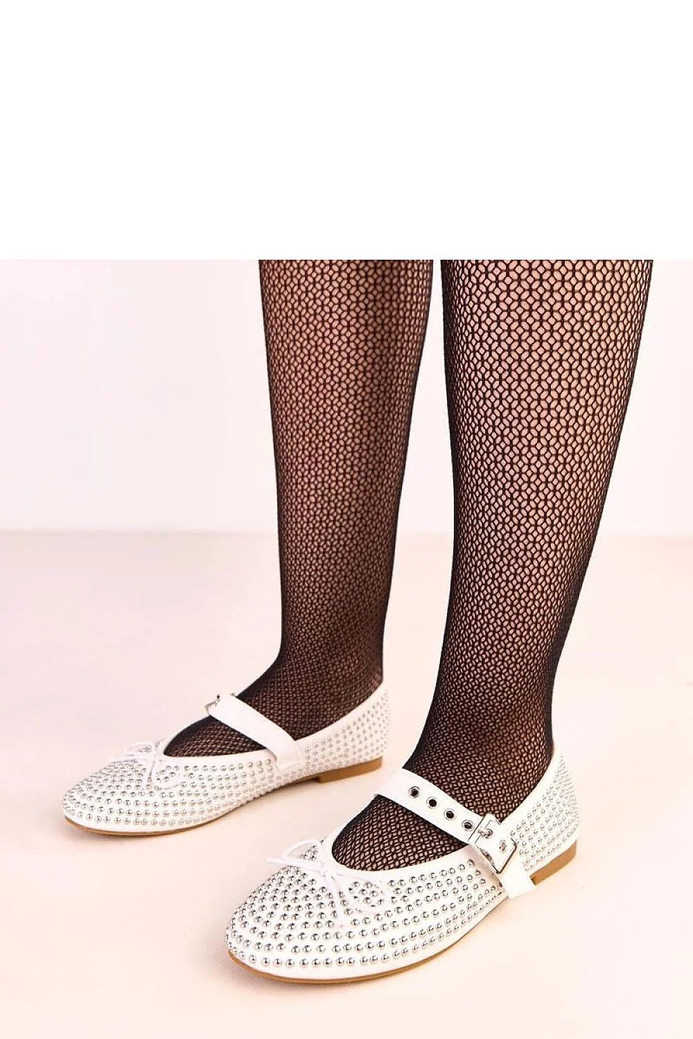 ballerines mary jane blanches bout rond similicuir écologique boucle réglable bride rivets strass argentés nœud avant semelle plate confortable