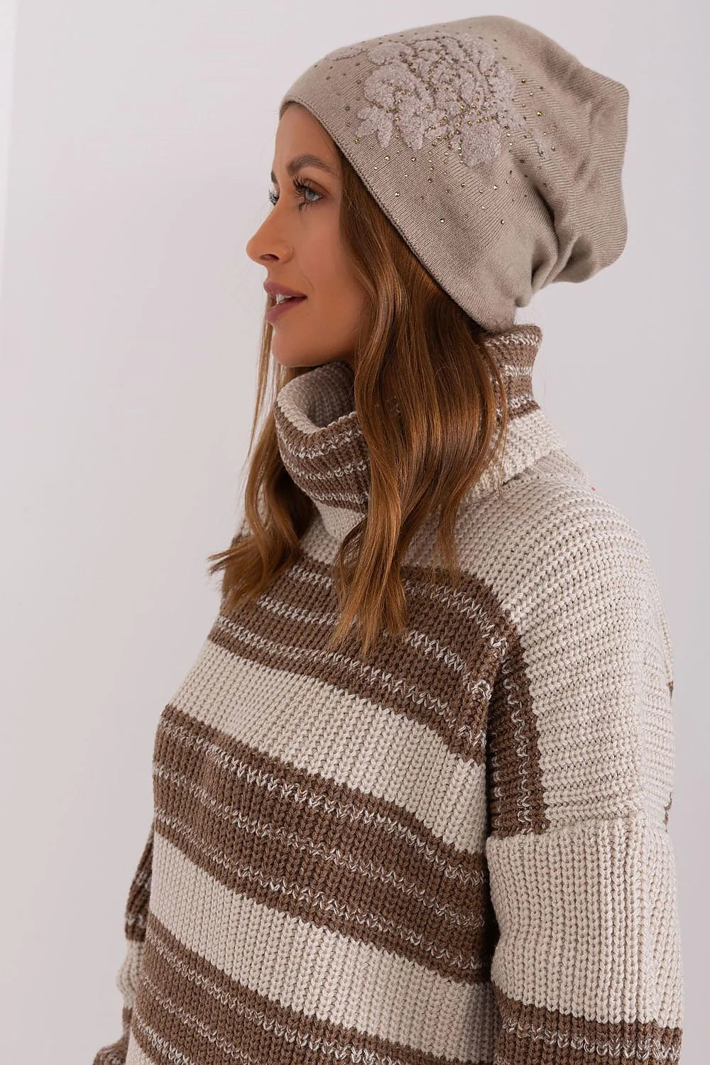 Bonnet et pull à col roulé en tricot maille large beige et marron pour femme